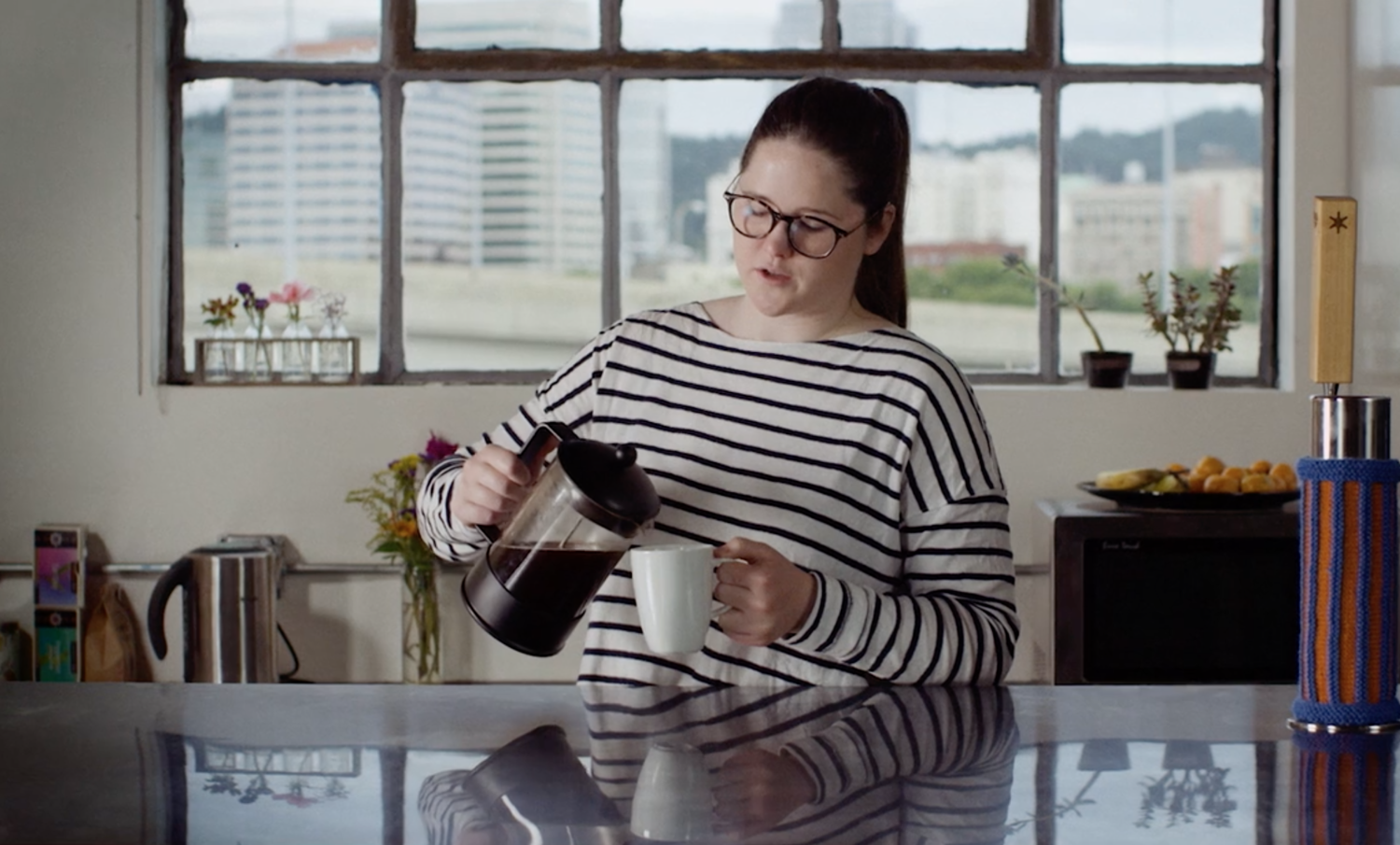 lady pouring coffee