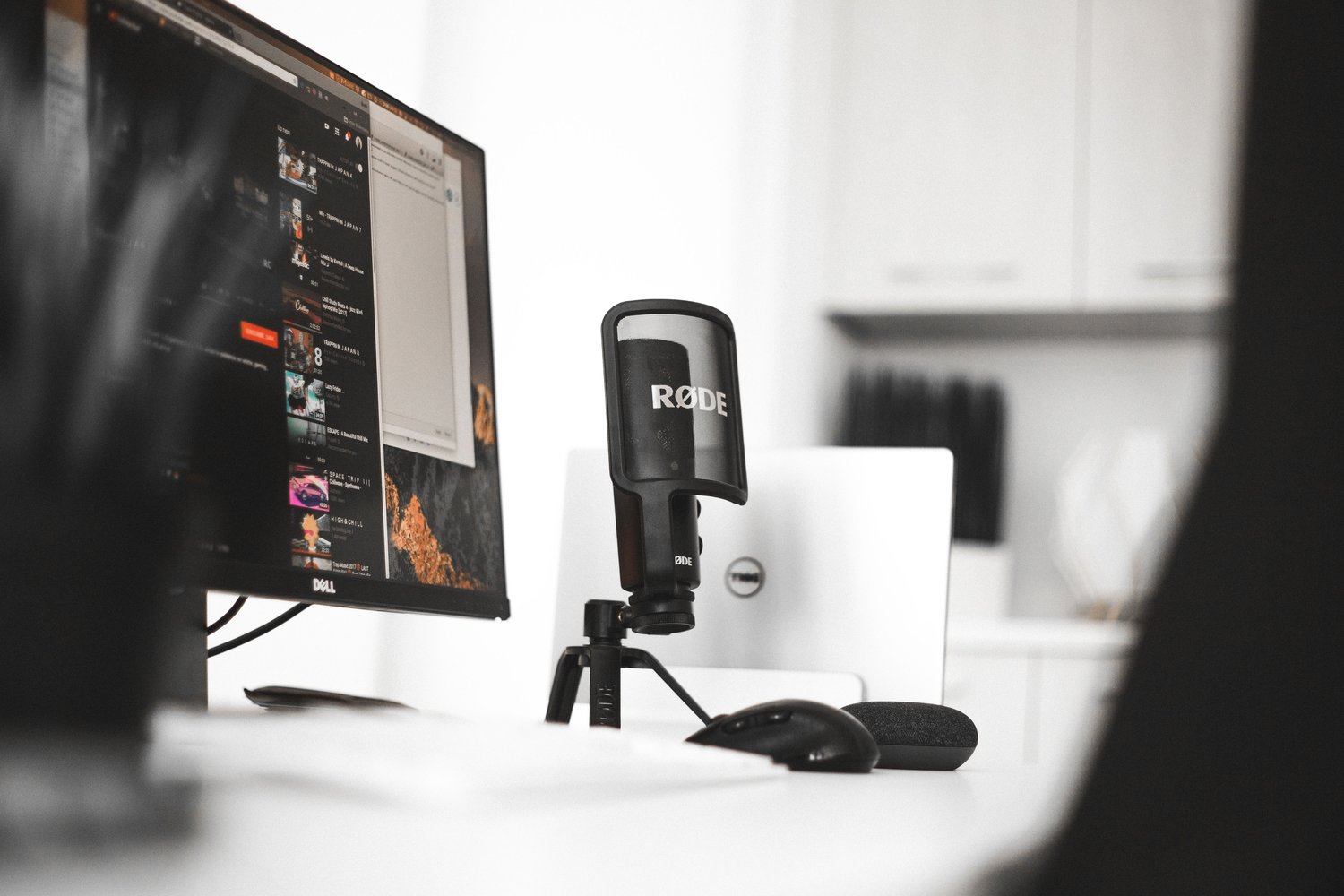 picture of microphone and computer
