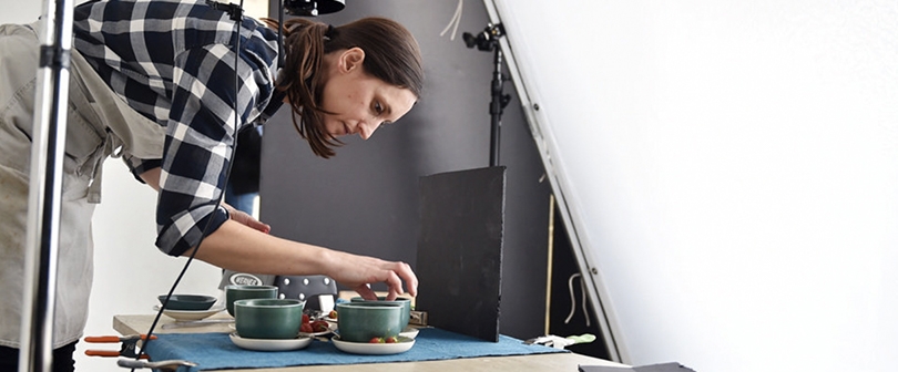 Lady with coffee mugs